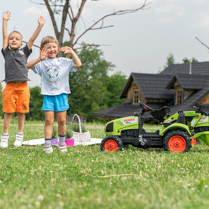 Minam traktor koos küna ja haagisega, roheline